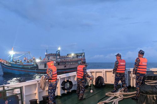 Tàu 468 Vùng 4 Hải quân lai kéo tàu cá Bình Thuận gặp sự cố trên biển Trường Sa