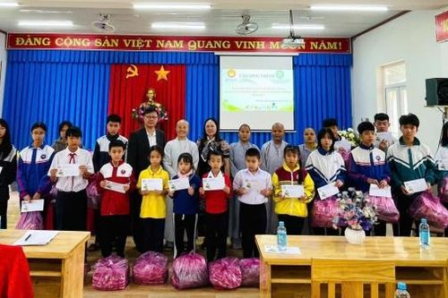 Trao học bổng, tặng quà cho học sinh có hoàn cảnh khó khăn