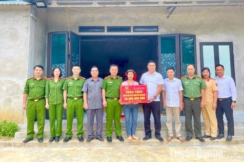 Hỗ trợ 200 triệu đồng làm nhà mới cho 4 hộ nghèo xã Yên Thuận
