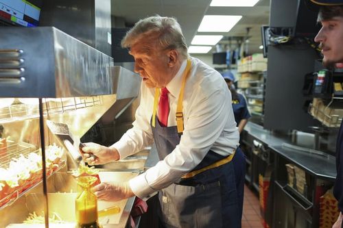 Quốc tế nổi bật: Ông Donald Trump làm việc tại McDonald