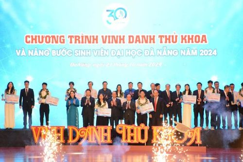 Đại học Đà Nẵng vinh danh thủ khoa và nâng bước sinh viên 2024
