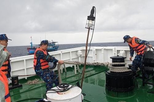 Tàu 468 cứu hộ hai tàu cá của ngư dân lâm nạn trên vùng biển Trường Sa