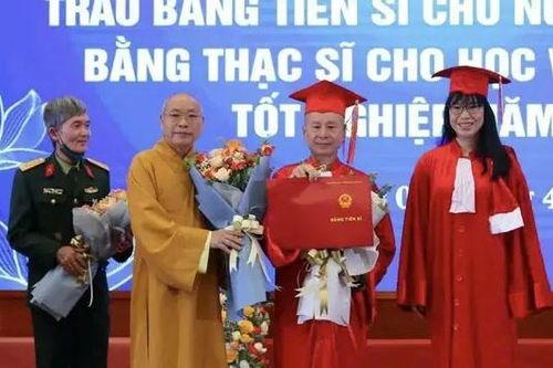 Tiến hành thu hồi bằng tiến sĩ của ông Vương Tấn Việt