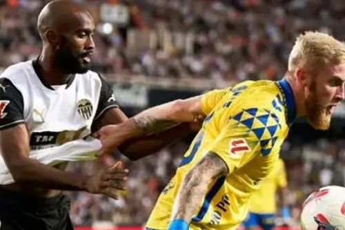 Valencia thua ngược Las Palmas