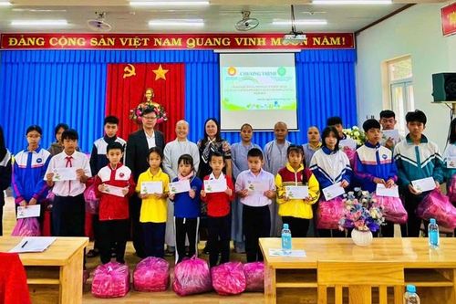 Hội Khuyến học tỉnh Lâm Đồng cùng nhà tài trợ trao học bổng cho học sinh trong tháng khuyến học