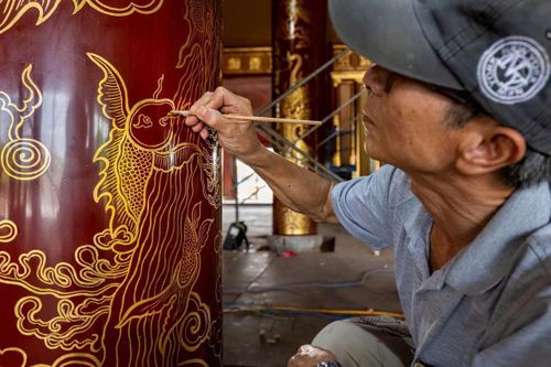 Xem nghệ nhân tỉ mỉ trùng tu cung điện nơi 13 vua nhà Nguyễn đăng quang