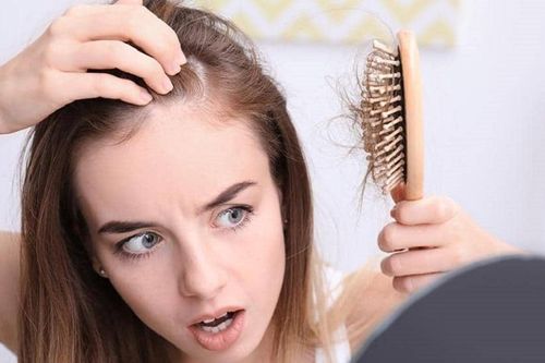 Vì sao tóc bị rụng nhiều?