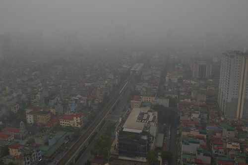 Sương mù dày đặc 'nuốt chửng' nhiều nhà cao tầng Hà Nội