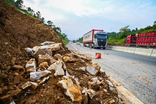 Đất đá vẫn ngổn ngang trên cao tốc Nội Bài - Lào Cai sau mưa lũ hơn 1 tháng