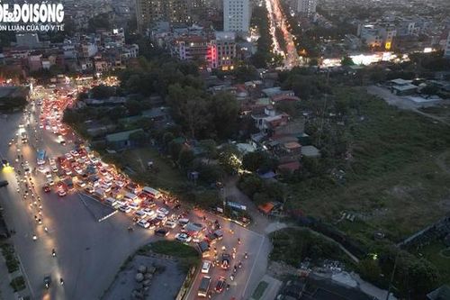 Cầu vượt tại Hà Nội chậm tiến độ gây ùn tắc nhiều năm