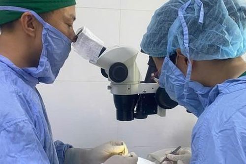 Không may bị bạn đâm bút vào hốc mắt, nữ sinh Hải Phòng tự tay rút dị vật