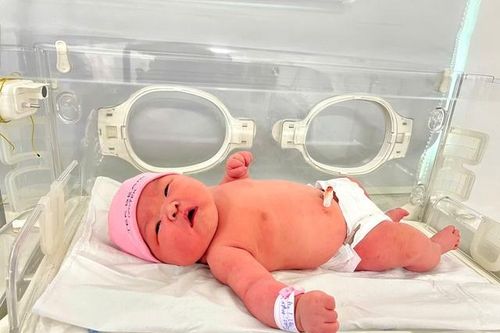 Bệnh viện 354 đỡ đẻ thành công bé sơ sinh nặng gần 6kg cho thai phụ nhiều nguy cơ biến chứng do chờ 'ngày đẹp'