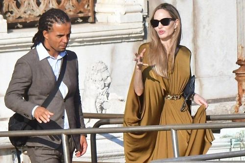 Angelina Jolie bị tung tin ở khách sạn cùng nam rapper