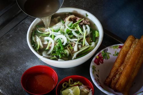 Chuỗi nhà hàng đồ Việt ở Anh trả giá vì đòi độc quyền nhãn hiệu 'pho'