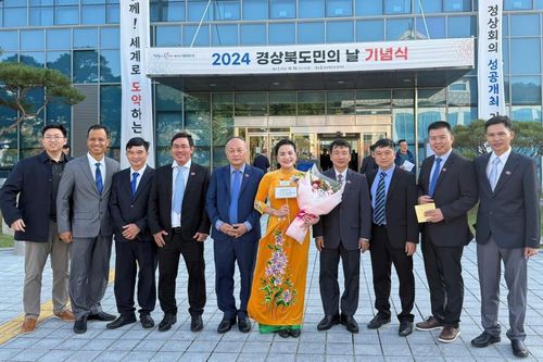 Hiệu trưởng trường Nhân văn trở thành công dân danh dự ở Hàn Quốc