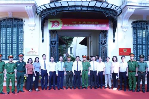 Quận Hoàn Kiếm gắn biển công trình chào mừng 70 năm Ngày Giải phóng Thủ đô
