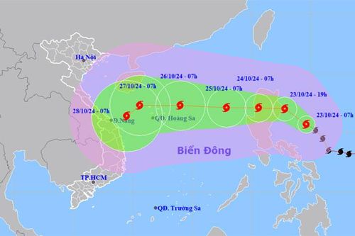 Bão Trà Mi liên tục tăng cấp trước khi vào Biển Đông