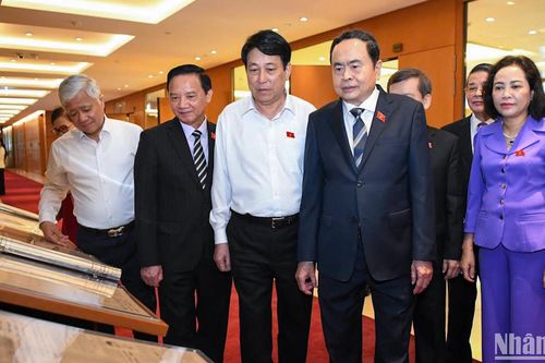 Chủ tịch nước, Chủ tịch Quốc hội tham quan Triển lãm chuyên đề 'Nhật báo Quốc hội với Tổng tuyển cử đầu tiên (6/1/1946)'