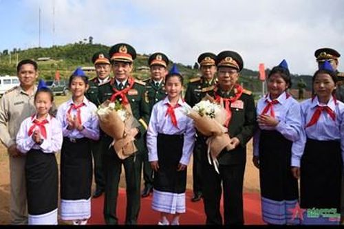 Bộ trưởng Quốc phòng hai nước Việt Nam - Lào thăm Trường Tiểu học - Trung học cơ sở Pahang