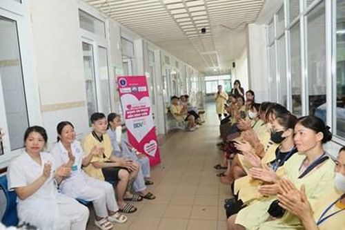 Ấm áp chương trình 'Mang âm nhạc đến bệnh viện' tại Bệnh viện Bỏng Quốc gia Lê Hữu Trác