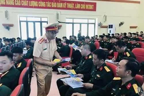 Lữ đoàn 649 nâng cao ý thức, trách nhiệm cho cán bộ, chiến sĩ khi tham gia giao thông