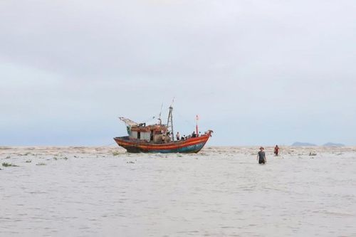 Giải cứu thành công 2 tàu cá mắc cạn