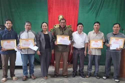 Khen thưởng 5 cá nhân vận động người dân tự tháo dỡ cây trồng trái phép trên vùng dự án