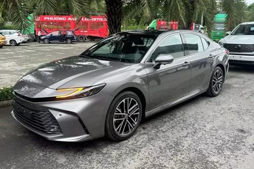 Toyota Camry 2025 'bằng xương, bằng thịt' đầu tiên về Việt Nam