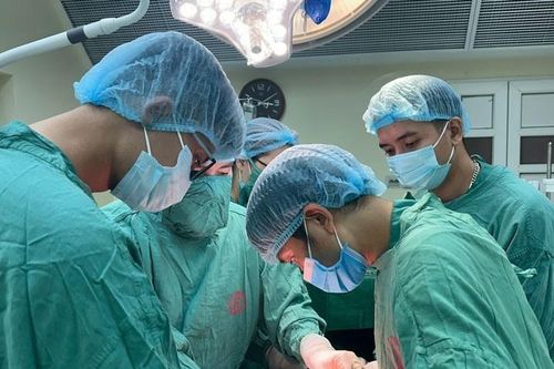 Người đàn ông đau bụng đi khám phải thay động mạch chủ bụng