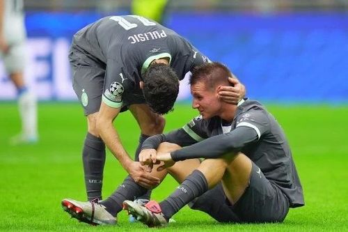 Cầu thủ AC Milan 'suy sụp' sau khi… ăn mừng bàn thắng