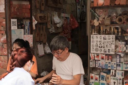 Giữ nghề khắc con dấu thủ công