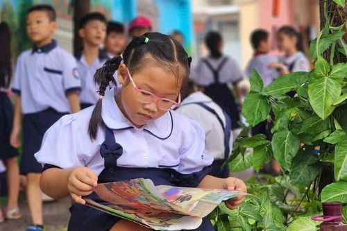 Học sinh dùng điện thoại trong lớp: Kéo nhau ra khỏi màn hình