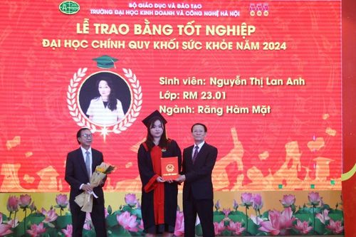 Gần 300 bác sĩ, dược sĩ, cử nhân điều dưỡng nhận bằng tốt nghiệp