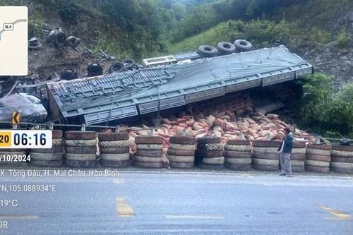 Xe đầu kéo bị thiêu rụi ở đường lánh nạn