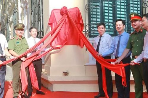 Gắn biển công trình trụ sở Công an quận Hoàn Kiếm, di sản kiến trúc cổ từ năm 1915