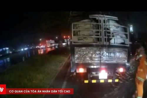 TP.HCM: Nhân viên công ty công ích đập kính chiếu hậu xe taxi