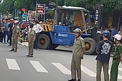 Va chạm giữa xe máy với xe nâng, thanh niên 18 tuổi tử vong