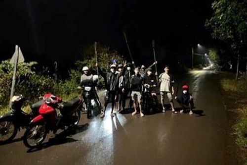Hai cô gái kéo theo nhiều thanh niên hẹn nhau 'huyết chiến' để giải quyết mâu thuẫn