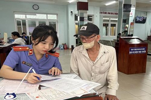 Thanh niên VKSND quận Thanh Khê hỗ trợ người dân thực hiện thủ tục hành chính