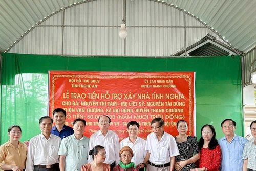 Trao 100 triệu đồng hỗ trợ xây nhà tình nghĩa tại Thanh Chương và Hưng Nguyên