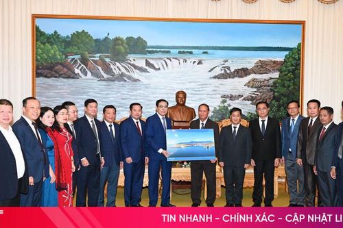 Chủ tịch UBND tỉnh Hà Tĩnh chào xã giao lãnh đạo cấp cao nước CHDCND Lào