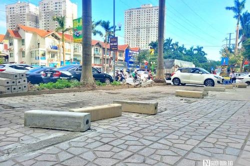 Hà Nội: Hàng rào vừa xây quanh bãi xe trái phép tại Xa La bị phá hoại