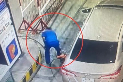 Vụ tài xế trả tiền xăng ném qua cửa kính ở Long An: Công an mời nhiều người đến làm việc