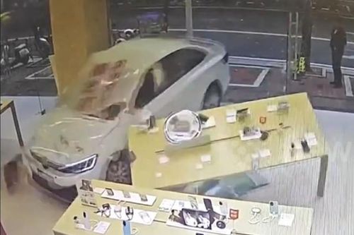 Nhầm chân ga, tài xế ô tô lao thẳng vào cửa hàng điện thoại
