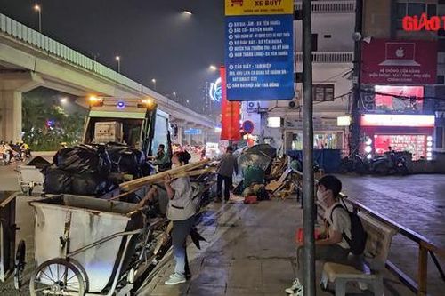 Hà Nội: Điểm dừng, chờ xe buýt thành nơi tập kết rác