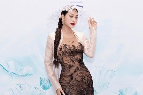 Hoa hậu Thiên Ân khoe dáng đồng hồ cát trên thảm đỏ với váy xuyên thấu