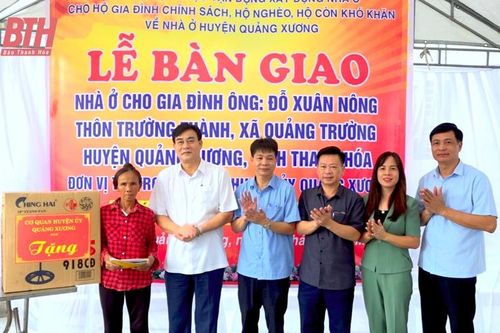 Huyện ủy Quảng Xương bàn giao nhà tình nghĩa cho hộ nghèo