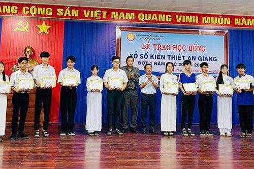 135 học sinh huyện Châu Phú nhận học bổng xổ số kiến thiết