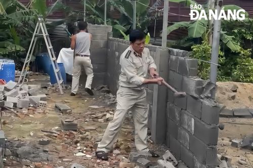Tháo dỡ công trình trái phép ở phường Thanh Khê Tây
