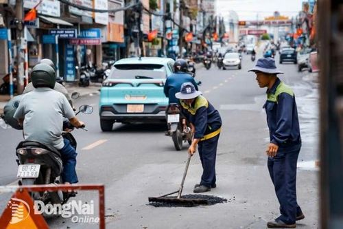Sửa chữa, dặm vá hàng loạt 'ổ gà' trên tuyến đường Phạm Văn Thuận và Đồng Khởi
